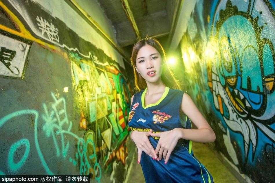 宏远篮球宝贝牛仔写真力撑华南虎 宝贝坐在高脚凳上,黑色牛仔热裤搭配长靴,身体微微后仰,姿态慵懒中透出性感妩媚