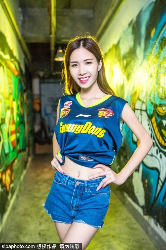 宏远篮球宝贝牛仔写真力撑华南虎 全景画面中,多位宝贝排开,统一的牛仔热裤造型展现青春活力和团队默契,画面极具冲击力