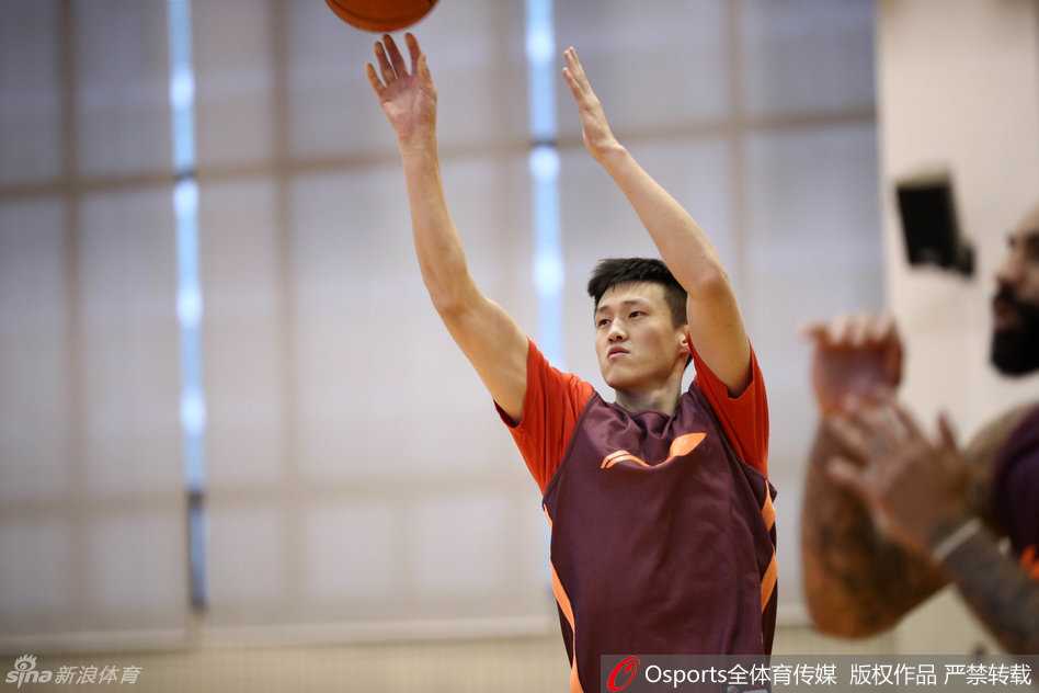 后卫陈江华再现“鬼手”本色，他在高速突破中突然刹车，身体如弹簧般升起，以一记标准的急停跳投终结进攻，动作一气呵成。