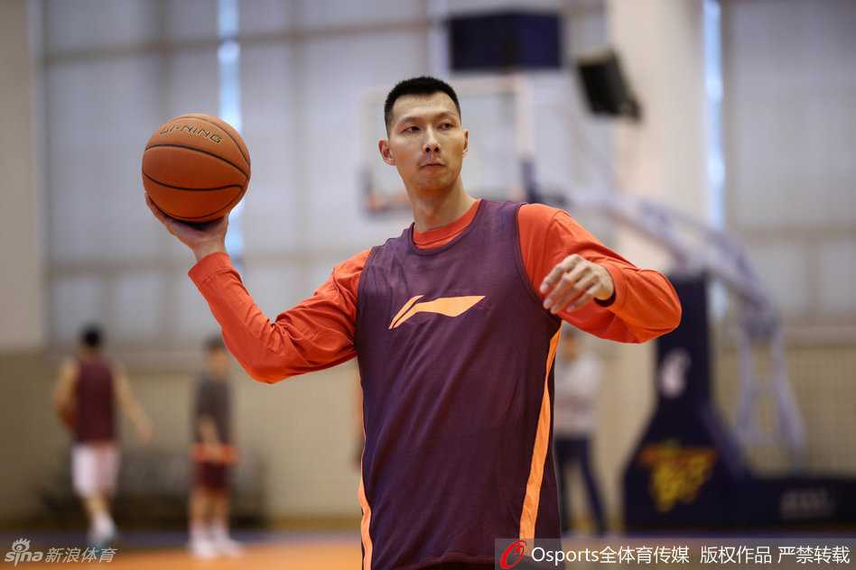 球队灵魂易建联在训练中展现出极佳的视野，他用一记精准的击地传球撕开防线，眼神中透露出绝对的自信与领袖风范。