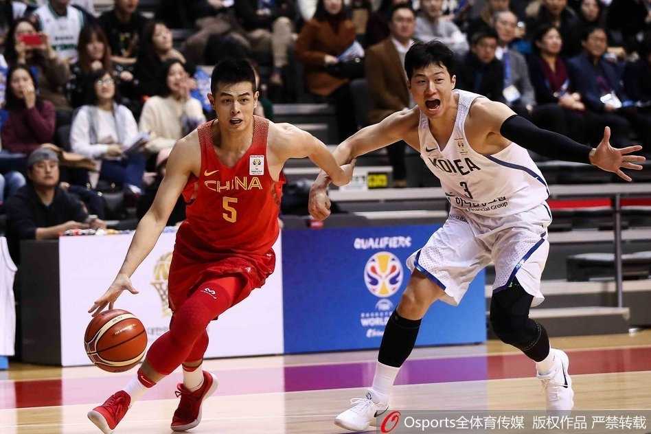 客场咆哮首尔,丁彦雨航三十击穿太极虎防线 孙铭徽高高跃起外线出手三分,皮球脱手瞬间,他身后的韩国防守球员只能望球兴叹,表情充满了无奈。