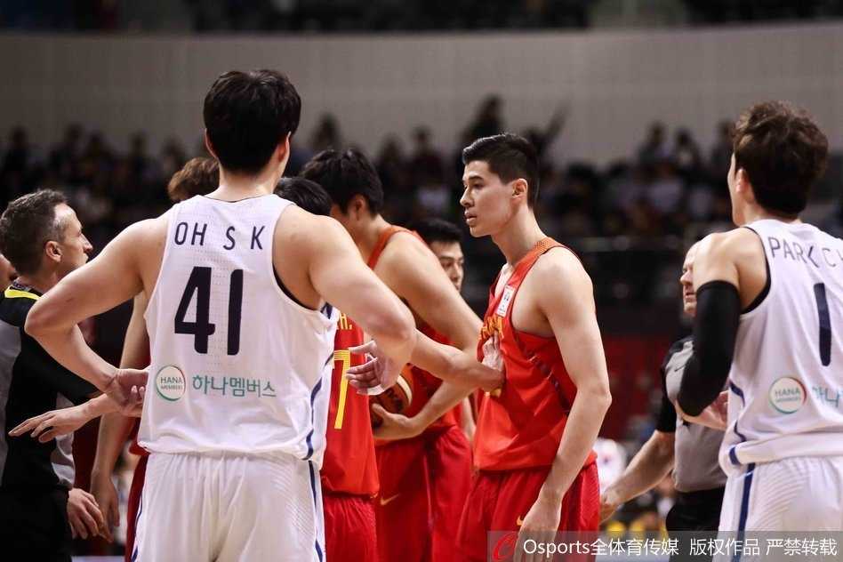 客场咆哮首尔,丁彦雨航三十击穿太极虎防线 丁彦雨航隔着韩国中锋金钟奎完成单手劈扣,整个篮球架都在颤抖,场边的中国替补席全部跃起欢呼。