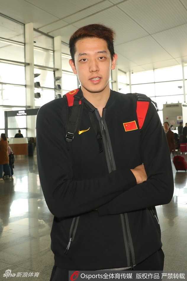 面对韩国队员的贴身紧逼，丁彦雨航用标志性的交叉步运球试图摆脱防守，他那充满爆发力的突破是中国队撕开对手防线的致命武器。