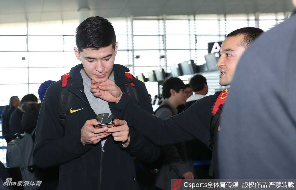 进球后的丁彦雨航难掩兴奋，他握拳怒吼，释放着心中的激情，这一刻他不仅是球队的得分王，更是率领兄弟们客场攻陷太极虎阵营的领军人。