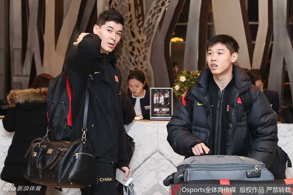 客场掀翻太极虎 青春风暴正当时 训练场上,阿不都沙拉木在三分线外张手投篮,身旁的刘志轩全神贯注地准备抢篮板,青春的气息在汗水蒸腾中弥漫开来。