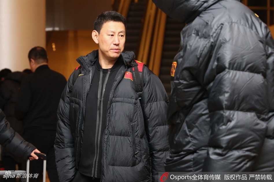 客场掀翻太极虎 青春风暴正当时 聚光灯下,丁彦雨航在对抗训练中完成一记势大力沉的单手劈扣,身体在空中绷成一张完美的弓,定格了赛前备战的高光瞬间。