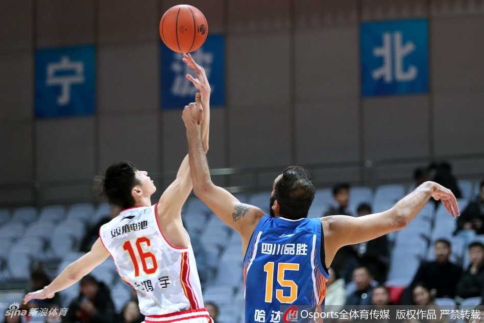 八一球员飞身拼抢地板球，两人几乎同时触球，汗水飞溅，展现了绝不放弃的拼搏精神。