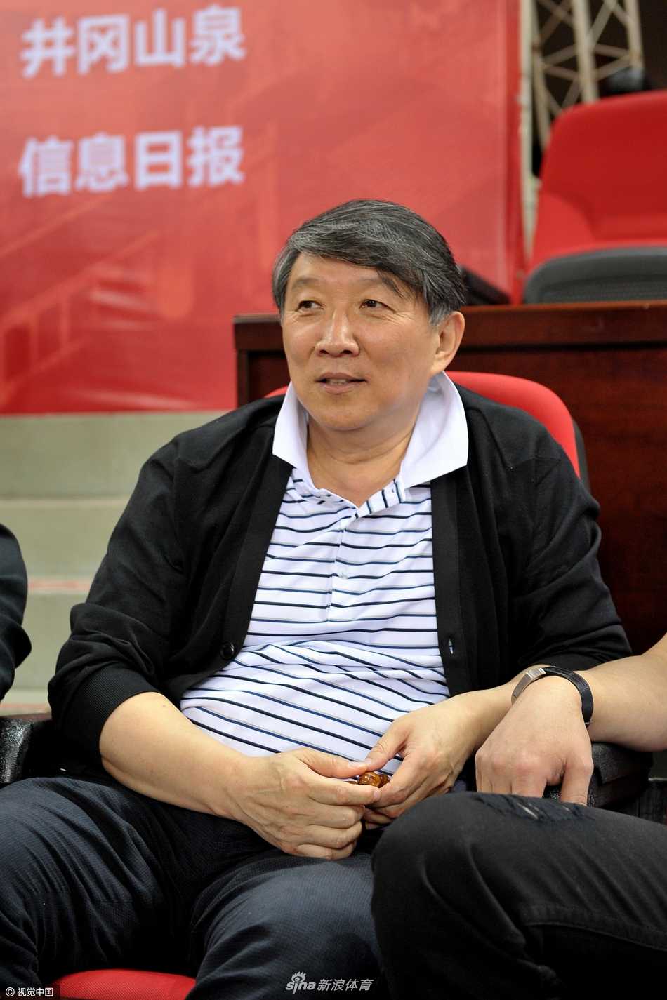 宫鲁鸣全运赛场边从容观战 一抹笑容见证篮球人生 宫鲁鸣笑容满面地与身边人交谈,眼神中透露出对后辈的关切与欣慰。赛场上的年轻人,或许正是中国篮球未来的希望。