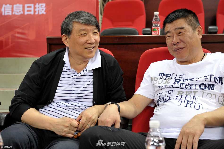 宫鲁鸣全运赛场边从容观战 一抹笑容见证篮球人生 宫鲁鸣在场边观战全运会预赛,他与身旁的老友谈笑风生,神态轻松,仿佛正在享受着篮球带来的纯粹快乐。