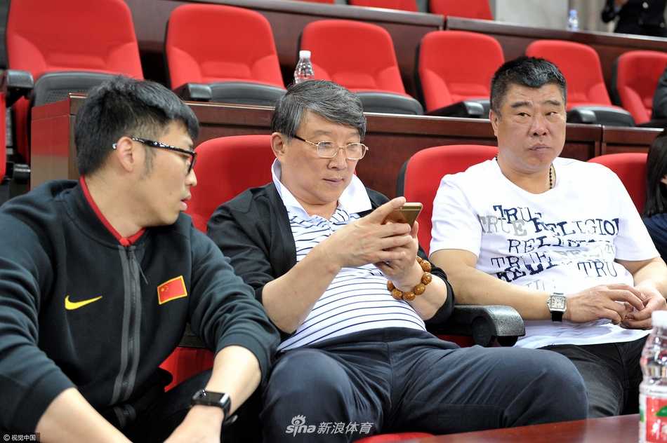 宫鲁鸣全运赛场边从容观战 一抹笑容见证篮球人生 宫鲁鸣全神贯注地注视着场上的比赛进程。即便身份已从主帅转变为观战者,他对篮球那份深入骨髓的专注与热爱却从未改变。