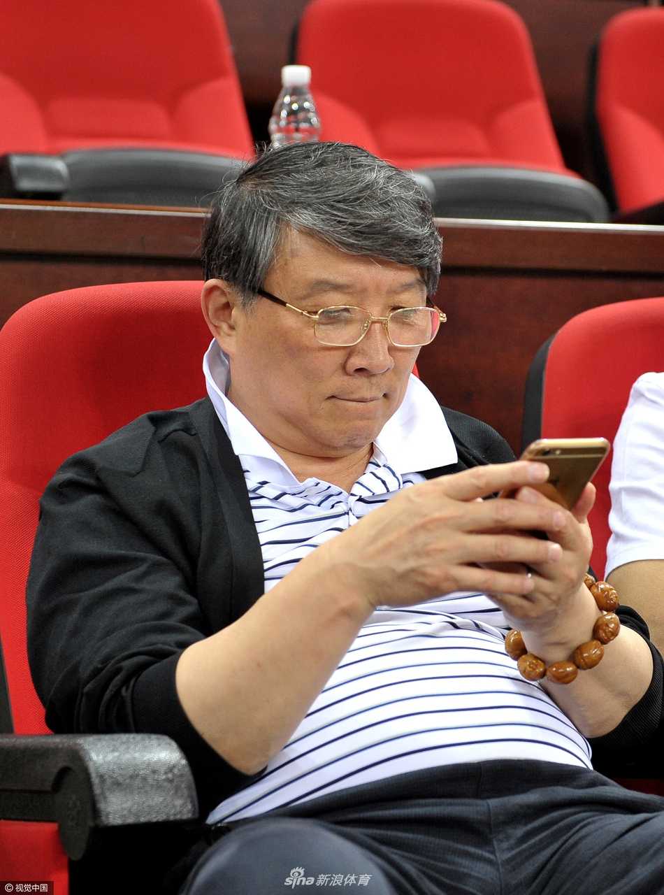 宫鲁鸣全运赛场边从容观战 一抹笑容见证篮球人生 宫鲁鸣在场边做着手势,似乎在与友人讨论场上的战术配合。他举手投足间,依然保留着一位资深教练对篮球技战术的敏锐洞察力。