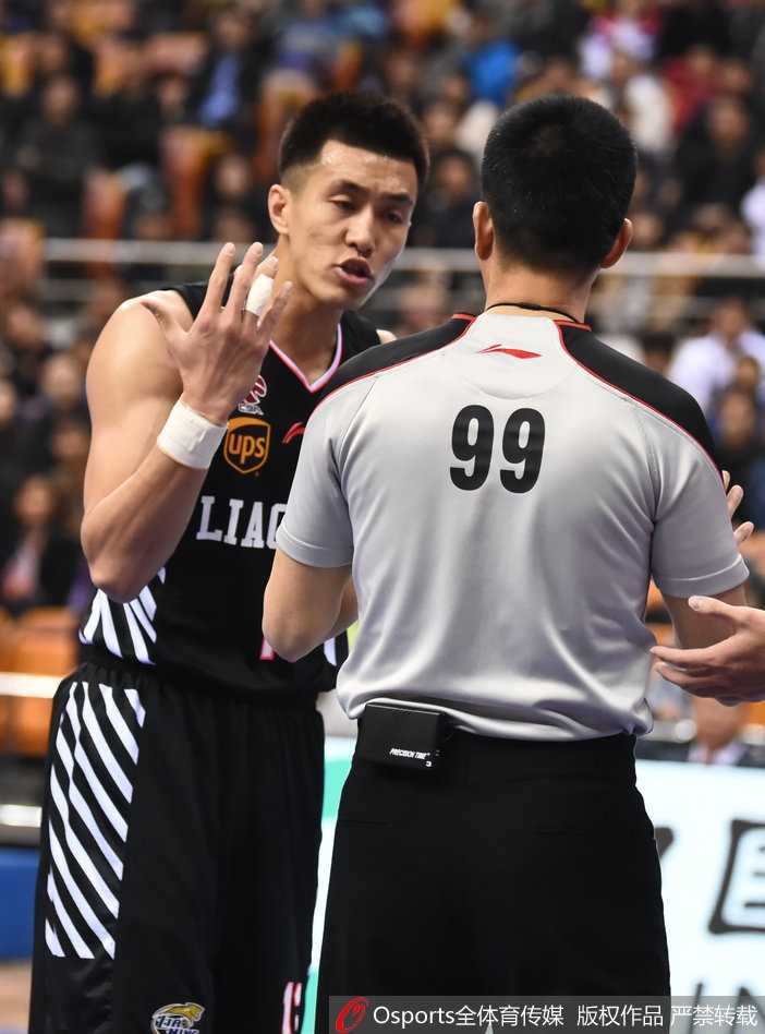 宿命对决的火花:重温郭艾伦与于德豪那次针锋相对的瞬间 郭艾伦面红耳赤地逼近于德豪,口中不停地说着什么,而于德豪则张开双臂,一脸无辜地看向裁判,试图解释自己的防守动作。