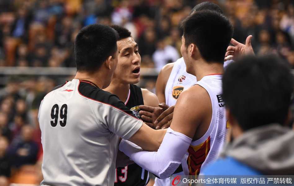 宿命对决的火花:重温郭艾伦与于德豪那次针锋相对的瞬间 郭艾伦持球突破,于德豪如影随形地紧贴防守,两人眼神交汇处仿佛迸发出激烈的火光。