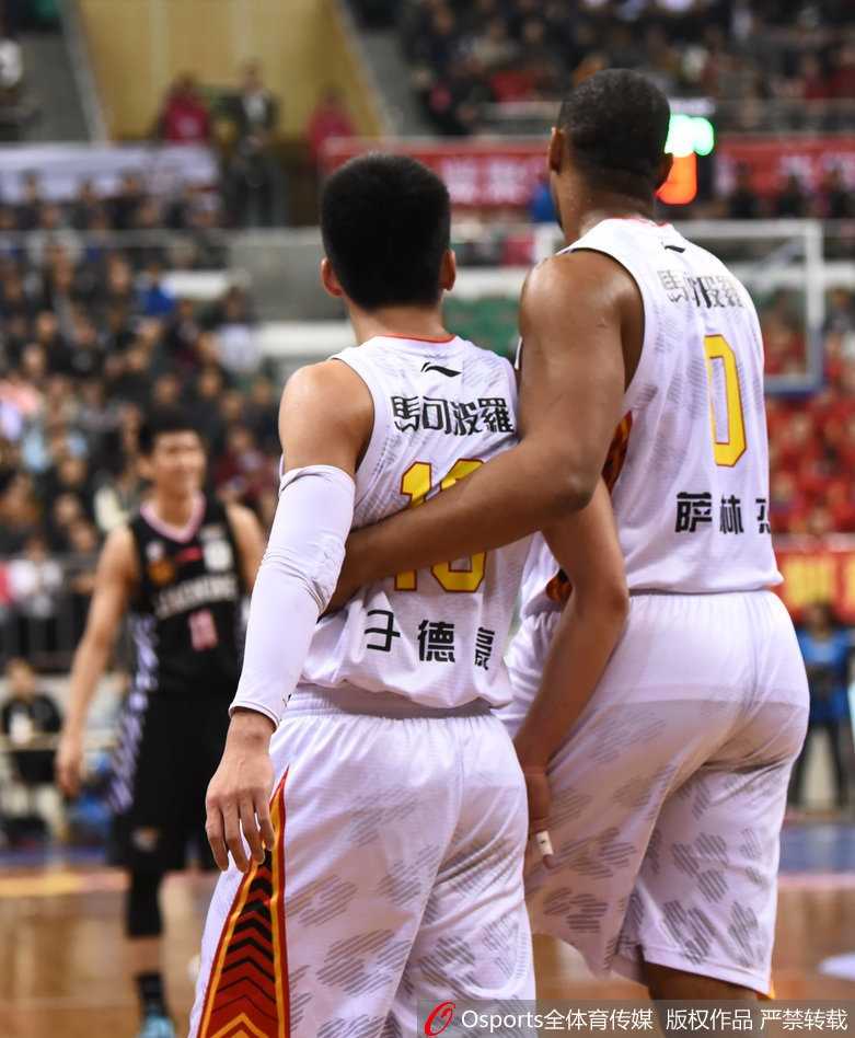 宿命对决的火花:重温郭艾伦与于德豪那次针锋相对的瞬间 于德豪在人群中高高跃起,拼抢下关键的篮板球,他的眼神坚定,肌肉紧绷,展现出与郭艾伦对抗时的强硬姿态。