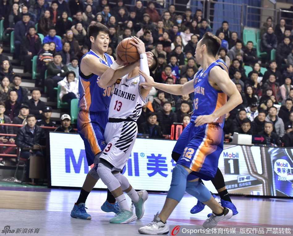 郭艾伦完成一次关键进攻后霸气庆祝，他紧握双拳，面部肌肉紧绷，发出一声震动全场的怒吼，将辽宁队反扑的火焰彻底点燃。