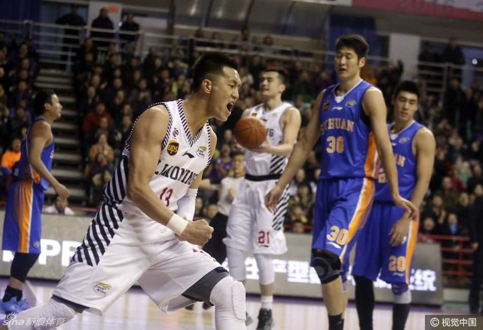 郭艾伦如一道白色闪电划破防线，他眼中闪烁着昂扬斗志，高速推进中观察着队友的跑位，现场球迷的欢呼声仿佛要掀翻体育馆的穹顶。