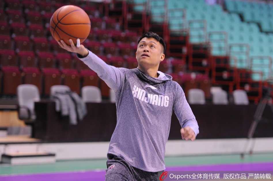 宿敌相逢勇者胜——记亚当斯与哈德森的赛场情谊 赛前热身时,亚当斯与哈德森肩并肩站在一起,两人脸上洋溢着轻松的笑容,仿佛不是在准备一场大战,而是在参加老友聚会。