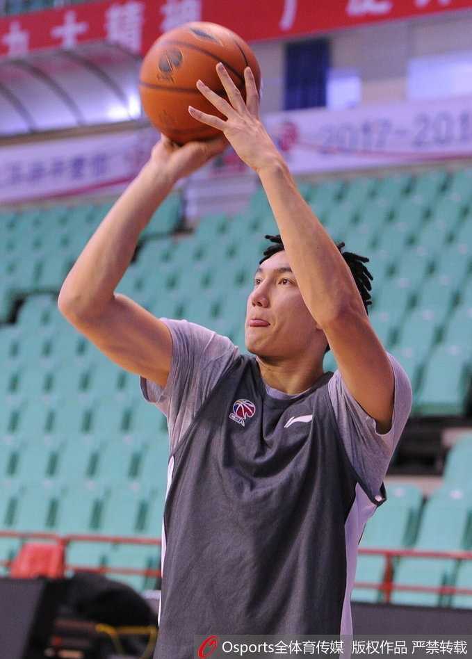 宿敌相逢勇者胜——记亚当斯与哈德森的赛场情谊 哈德森紧握拳头,眼神坚定地望向球场另一端;而亚当斯则叉腰站在一旁,嘴角带着一丝微笑,两人之间流淌着英雄惜英雄的微妙气氛。