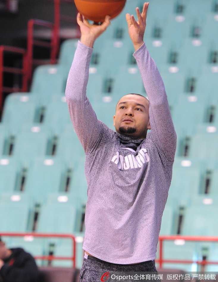 宿敌相逢勇者胜——记亚当斯与哈德森的赛场情谊 亚当斯微微侧身,用手指向远处,似乎在向哈德森讲述着什么有趣的往事;哈德森则双手叉腰,认真倾听,两人身后的看台坐满了等待比赛开始的球迷。