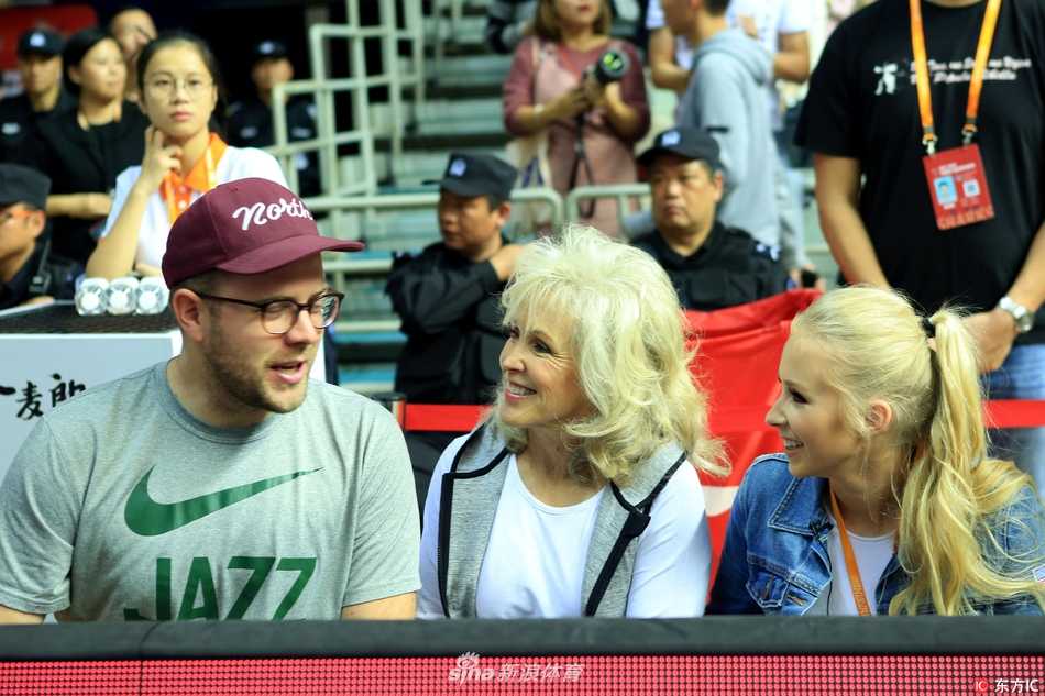 寂寞大神的温情一战:弗雷戴特狂砍54分,母亲与爱妻现场见证加时险胜 麦迪与李楠现身看台关注冲突瞬间