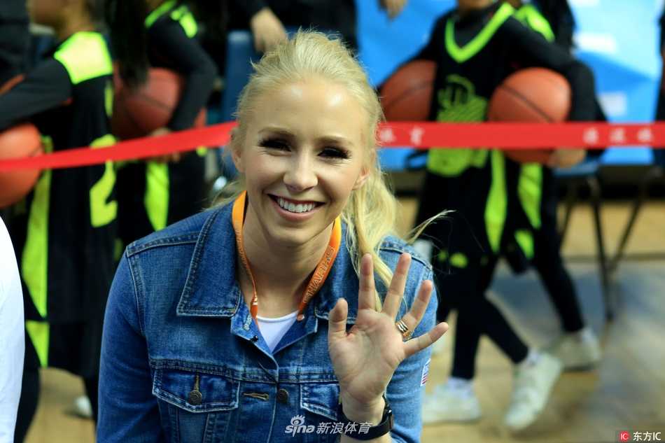 寂寞大神的温情一战:弗雷戴特狂砍54分,母亲与爱妻现场见证加时险胜 温馨时刻:弗雷戴特望向家属看台