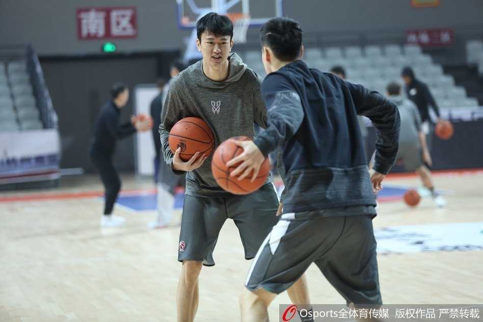 全队围成一圈，手臂搭在一起，随着吴前的一声怒吼，大家高高举起双手，士气在这一刻达到顶点。