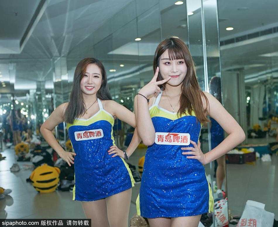 寒冬热舞耀羊城 广东啦啦队赛前排练静待引爆德比战 领舞者挥动金色花球划出耀眼弧线,身后队友随之跃起,一瞬间的爆发力在镜头中定格成充满张力的剪影