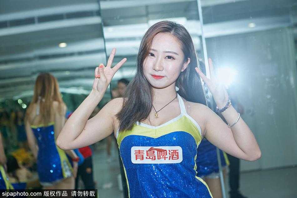 寒冬热舞耀羊城 广东啦啦队赛前排练静待引爆德比战 队形如花绽放,女孩们围成圆圈核心,外围队员同步伸展手臂,在空旷的球场中央排练着开场舞的定格造型