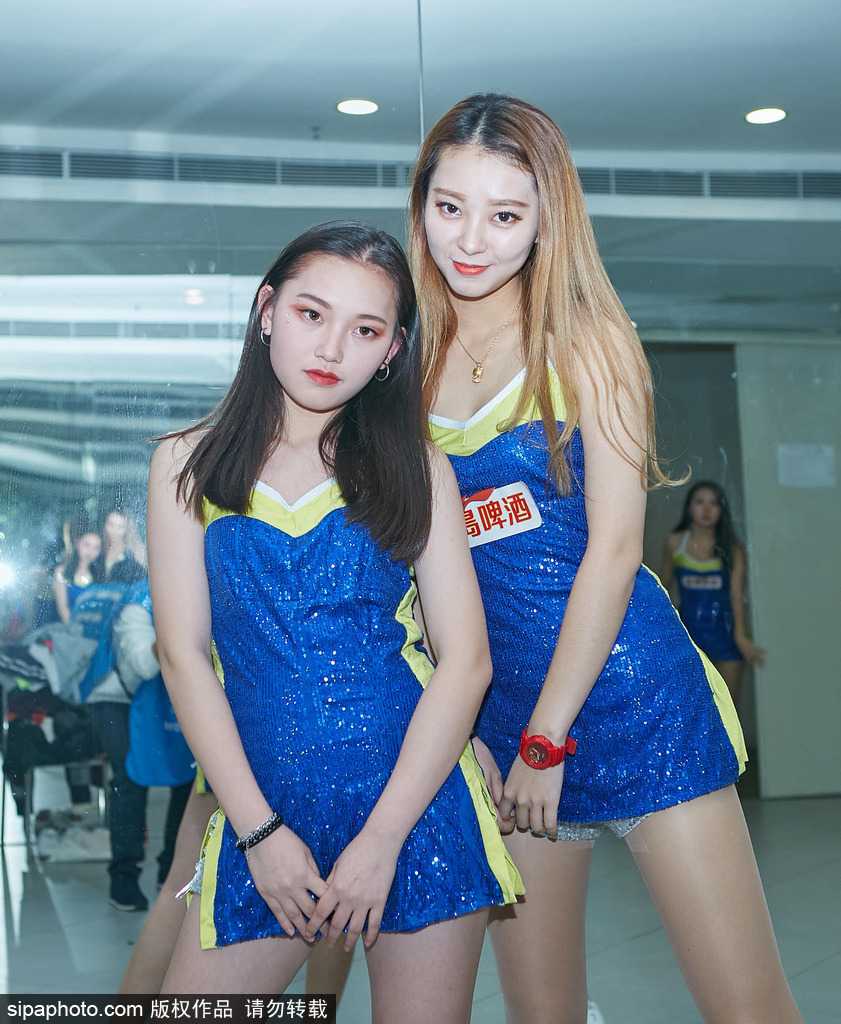 寒冬热舞耀羊城 广东啦啦队赛前排练静待引爆德比战 寒训中的专注一瞥,啦啦队员在空荡的看台前反复练习托举动作,紧绷的肌肉线条诉说着舞台下的刻苦与坚韧