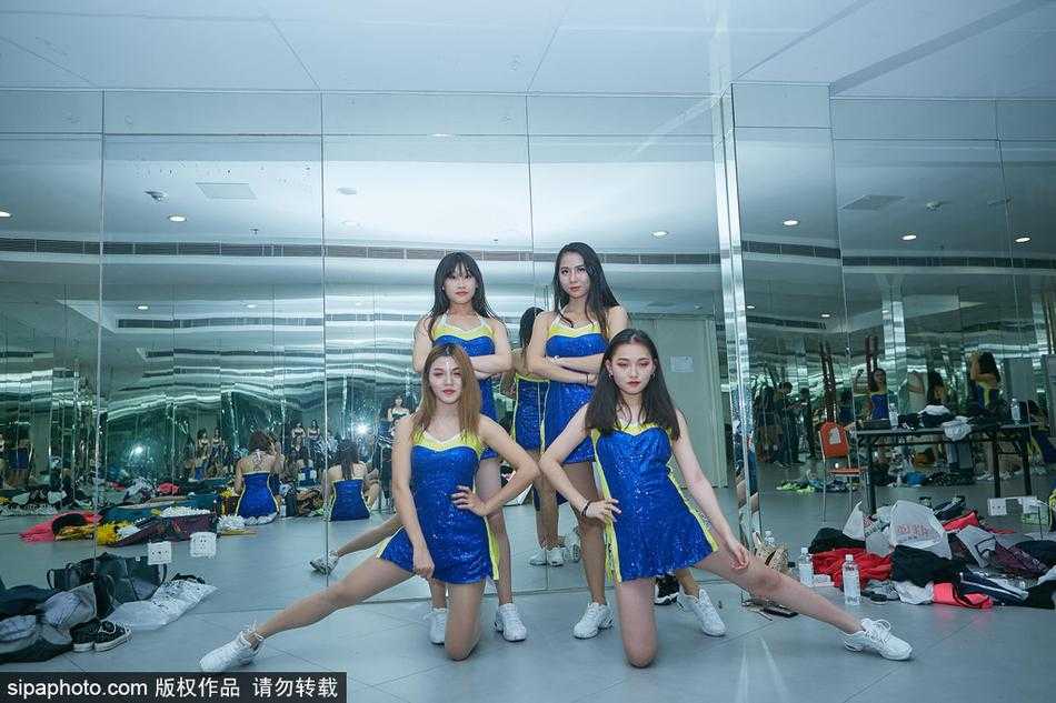 寒冬热舞耀羊城 广东啦啦队赛前排练静待引爆德比战 收官造型排练,队员们分列两侧纵身跃起,金黄色花球如麦浪翻涌,在午后光线的映衬下洋溢着青春的无限活力