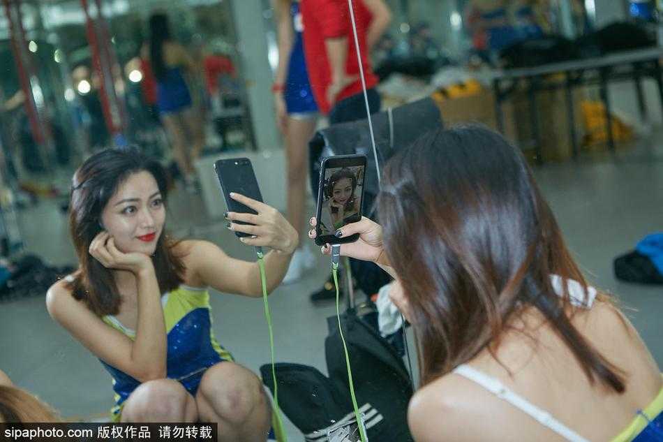 寒冬热舞耀羊城 广东啦啦队赛前排练静待引爆德比战 排练间隙的轻松互动,两名队员相视而笑,手中的花球映衬着青春的脸庞,汗水与笑容交织成赛前最美的风景