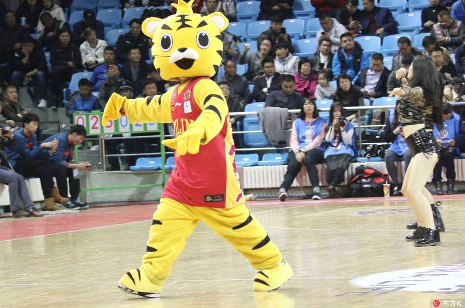 寒冬热舞:长春赛场上的啦啦宝贝与吉祥物 身着红白队服的靓丽啦啦宝贝在赛场中央尽情舞动,她们的笑容如同冬日里的暖阳,瞬间点燃了全场观众的激情。