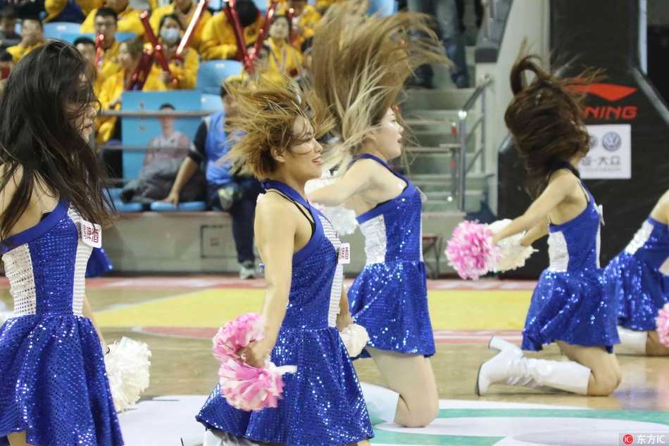 寒冬热舞:长春赛场上的啦啦宝贝与吉祥物 伴随着动感的音乐节拍,啦啦宝贝们高高跃起,手中的花球在空中划出完美的弧线,青春的活力在这一刻尽情绽放。