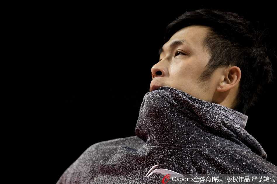 寒冬砺剑南京同曦埋头苦练静待季后赛门票冲刺 巴赫拉米如同狡猾的猎豹,在快攻反击中疾速狂奔,他的欧洲步上篮是撕裂对手防线的致命武器。