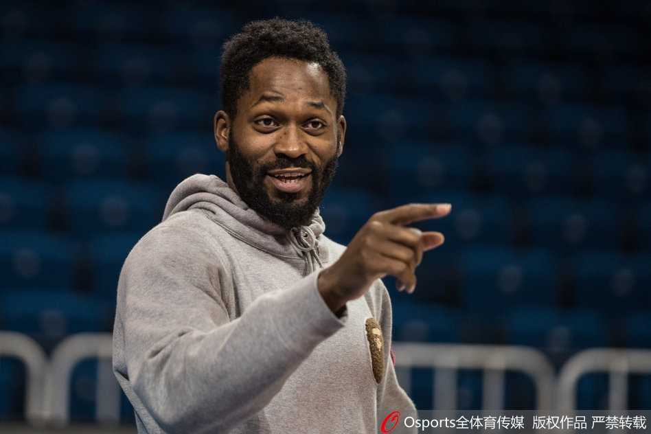 寒冬砺剑南京同曦埋头苦练静待季后赛门票冲刺 外援希克森在内线展现出绝对统治力,即使是训练中的一次卡位也全力以赴,肌肉的碰撞声仿佛是战场上的鼓点。