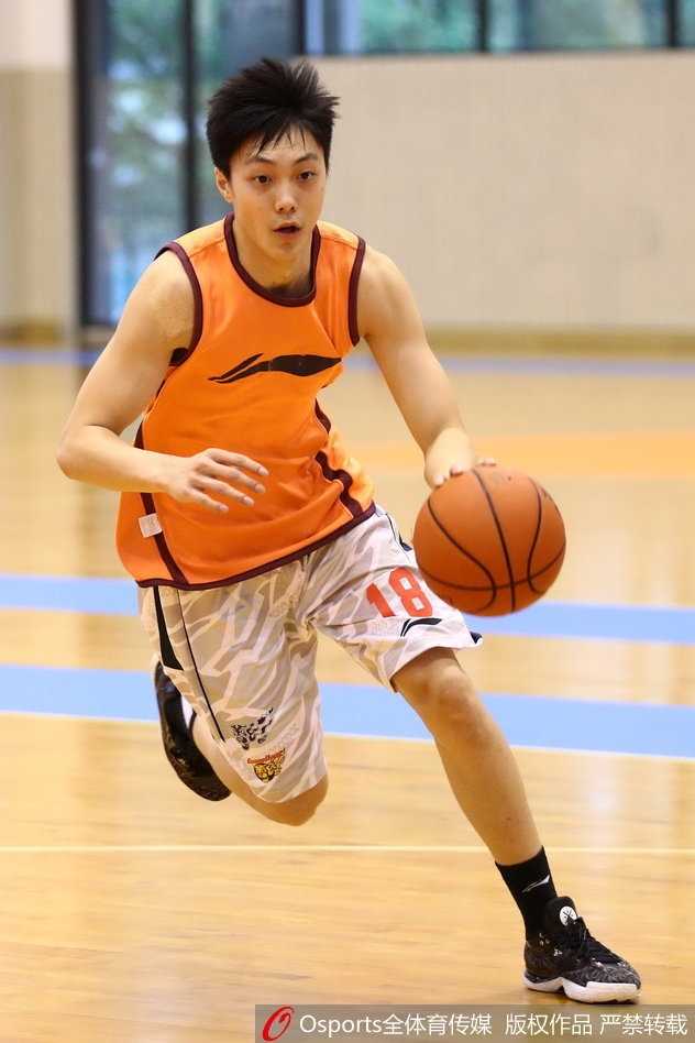 寒冬腊月挥汗如雨,易建联率广东宏远全神贯注冲刺常规赛 杨金蒙运球突破眼神犀利,浑身散发着年轻人的拼劲,他正试图在激烈竞争中闯出自己的一片天。