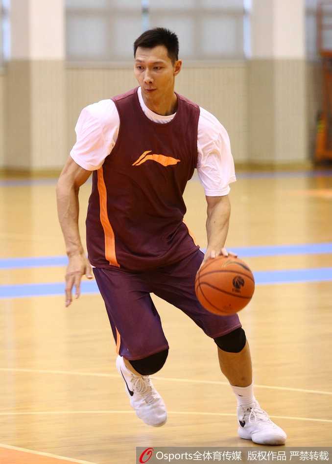 寒冬腊月挥汗如雨,易建联率广东宏远全神贯注冲刺常规赛 任骏飞篮下强攻表情坚毅,在肌肉丛林中强行起跳,展现万金油球员的全能身手和强硬球风。