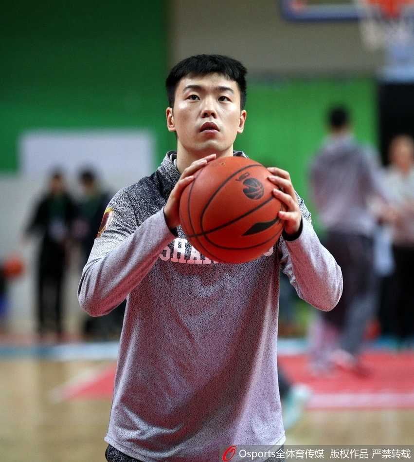 南京同曦主场座无虚席，蓝色海洋背景中球迷热情高涨静候比赛开场哨响