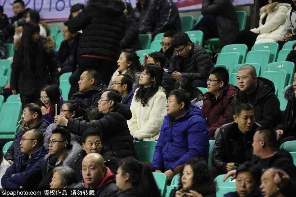 寒冬貂绒助威,辽宁本溪主场球迷彰显豪迈真情 赛后,一位穿着白色貂绒大衣的女性球迷在场边自拍留念,背景是正在退场的球员和兴奋的观众,她想用这张照片记录下这个豪迈又温暖的胜利之夜。