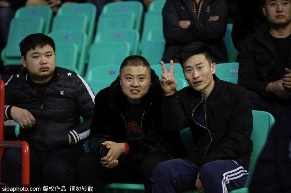 寒冬貂绒助威,辽宁本溪主场球迷彰显豪迈真情 看台过道上,几位穿着奢华貂皮大衣的球迷并肩而立,其中一位女性球迷正挥手欢呼,厚重的皮草难掩她此刻因为主队领先而迸发的激情。