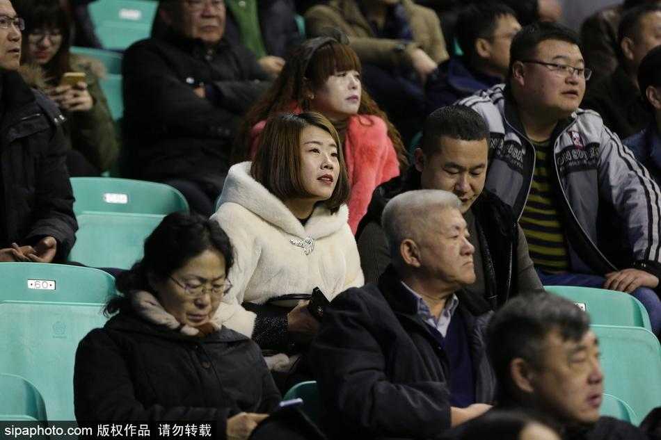 寒冬貂绒助威,辽宁本溪主场球迷彰显豪迈真情 寒夜里,一位身着深色貂绒大衣的男球迷双手插兜,目光如炬地关注着场内局势,昂贵的衣装与他对篮球的专注神情相得益彰。