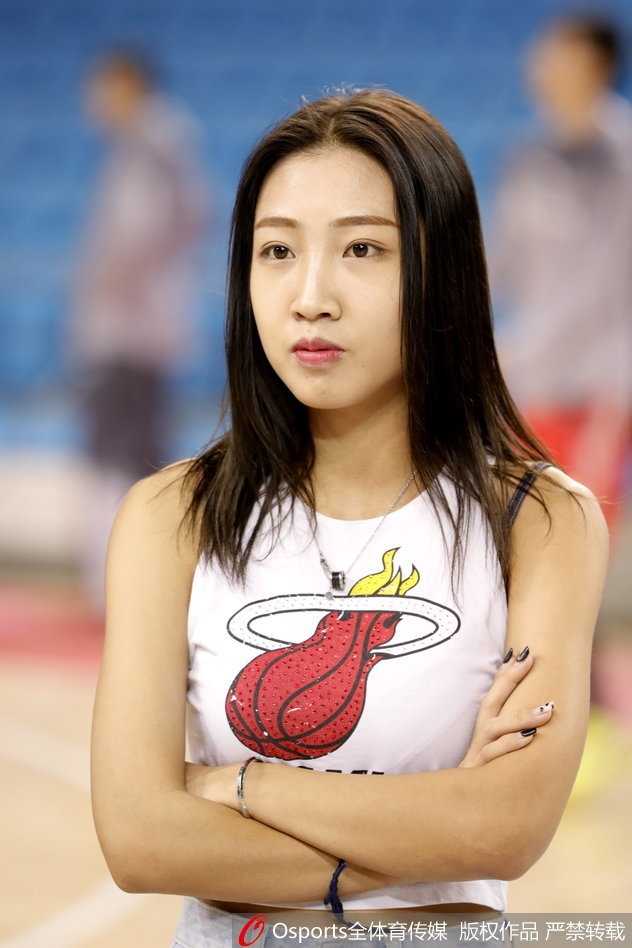 吉林东北虎主场灯光下，篮球宝贝们扎着清爽马尾，身着红白相间动感短裙，手持金色花球跃向空中，青春活力瞬间引爆全场。