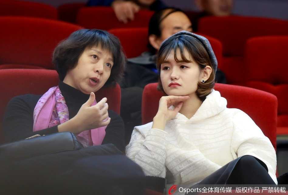 寒冬里的一抹亮色:美女球迷助阵,见证山东高速加时复仇广厦 胜利的喜悦溢于言表!终场哨响,一位穿着时尚的山东美女球迷开心地比出剪刀手,用手机记录下这来之不易的胜利瞬间。