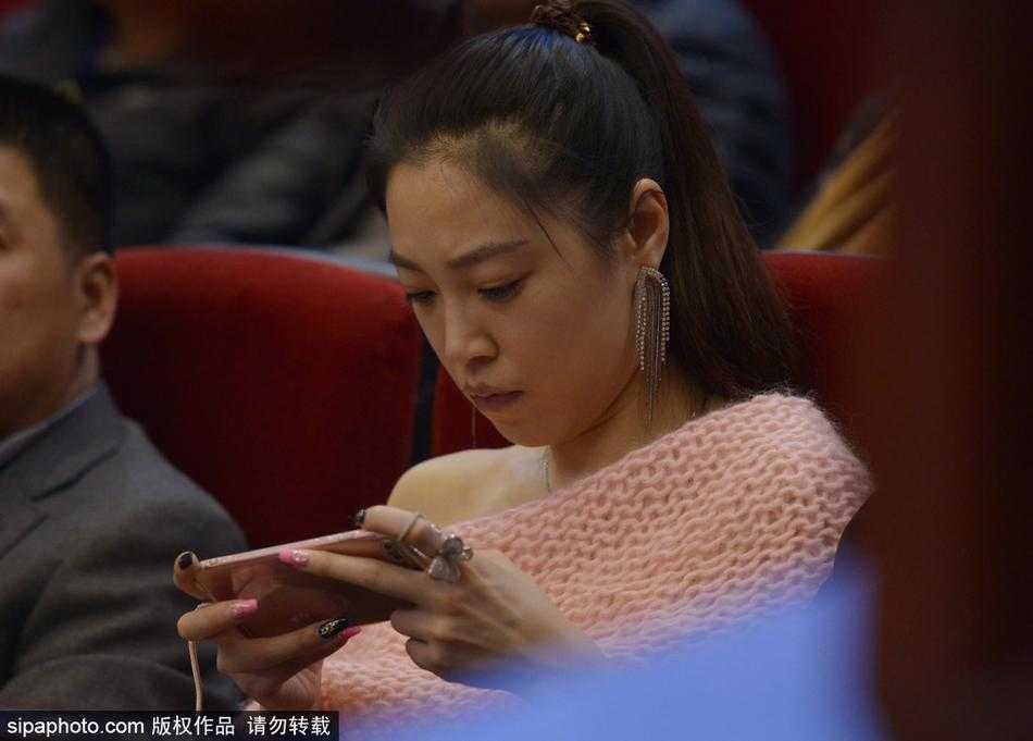 寒冬里的一抹亮色:美女球迷助阵,见证山东高速加时复仇广厦 面对广厦队福特森的疯狂追分,这位眼神坚定的美女球迷紧咬嘴唇,虽然神情紧张,但依然高举着加油的手势,与球队并肩作战。