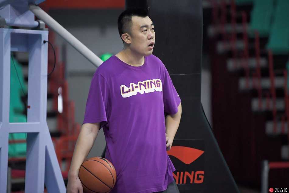 寒冬里的冠军之心:辽篮备战十九轮,剑指队史首冠 郭艾伦在训练对抗中高高跃起,如利剑般穿透防线完成上篮,他那不服输的表情似乎在告诉所有人,这一次,他们不想再做“无冕之王”。