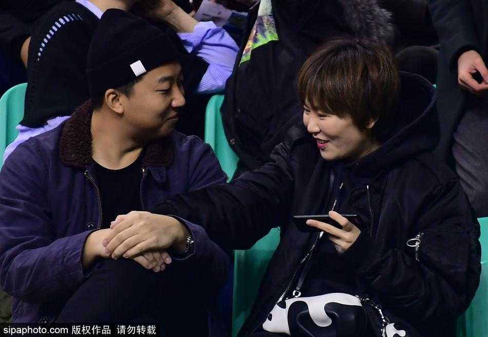寒冬里的暖流:辽宁男篮主场惊现浪漫求婚,情侣球迷成为赛场主角 两人紧紧相拥在红色的座椅前,男生的外套上依稀可见支持辽宁队的标语,女生则将头深深埋在男友怀里,周围的球迷纷纷掏出手机记录这温馨的一刻。