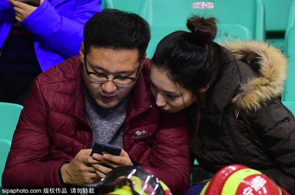 寒冬里的暖流:辽宁男篮主场惊现浪漫求婚,情侣球迷成为赛场主角 最后的画面定格在两人相视而笑的一瞬,男生宠溺地看着女友,女孩的笑容比体育馆的灯光还要灿烂,背景里辽宁男篮的队徽若隐若现,仿佛也在祝福这对有情人。