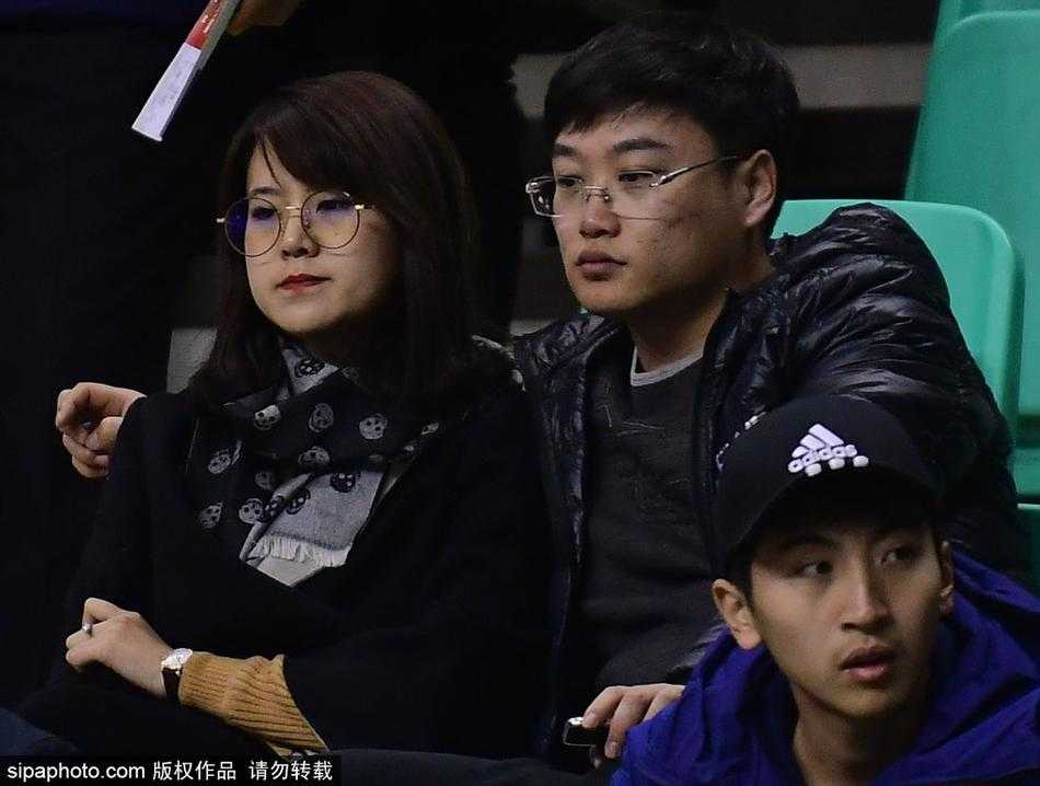 寒冬里的暖流:辽宁男篮主场惊现浪漫求婚,情侣球迷成为赛场主角 女孩激动地捂住了嘴巴,眼角泛着感动的泪光,面前的男友正单膝触地,虽然没有钻戒,但那份在数千人见证下的真诚足以胜过世间一切浮华。