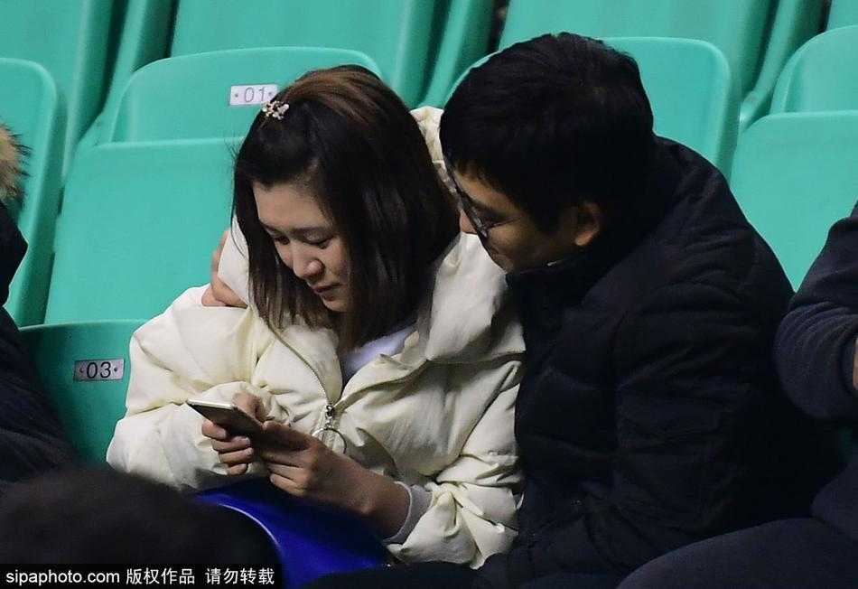 寒冬里的暖流:辽宁男篮主场惊现浪漫求婚,情侣球迷成为赛场主角 男球迷在万众瞩目下深情亲吻他的女友,女孩闭着眼沉浸在幸福中,背景是模糊的看台和CBA的广告牌,这一刻体育竞技的残酷被爱情的甜蜜温柔化解。