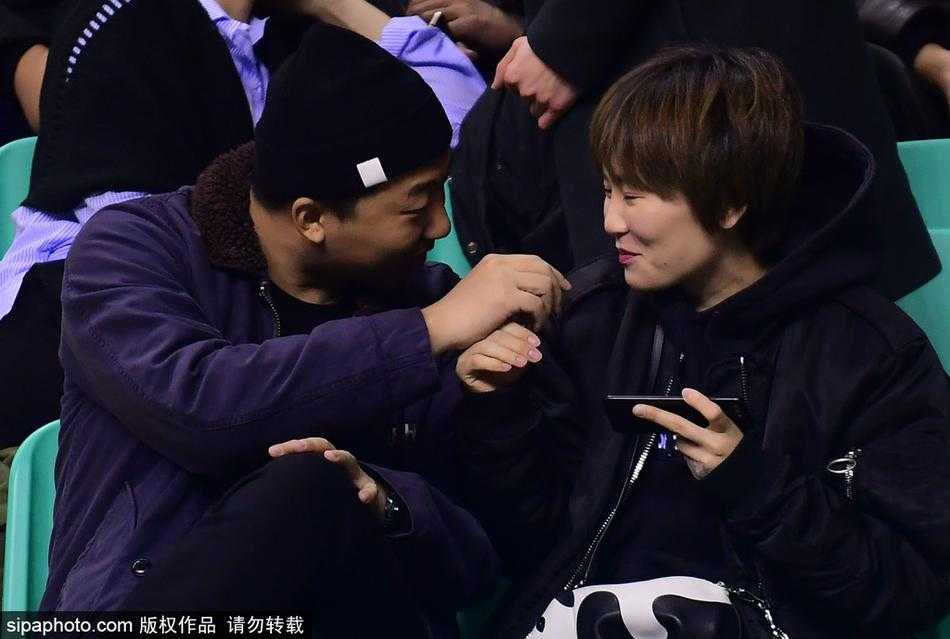 寒冬里的暖流:辽宁男篮主场惊现浪漫求婚,情侣球迷成为赛场主角 情绪平复后的两人手牵着手,女孩脸上洋溢着幸福的笑容,她侧头靠在男友肩膀上,两人的背影融入了身后潮水般欢呼的辽宁球迷方阵中。